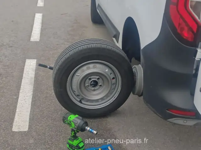 Technicien Atelier Pneu Paris en intervention pour un dépannage pneu